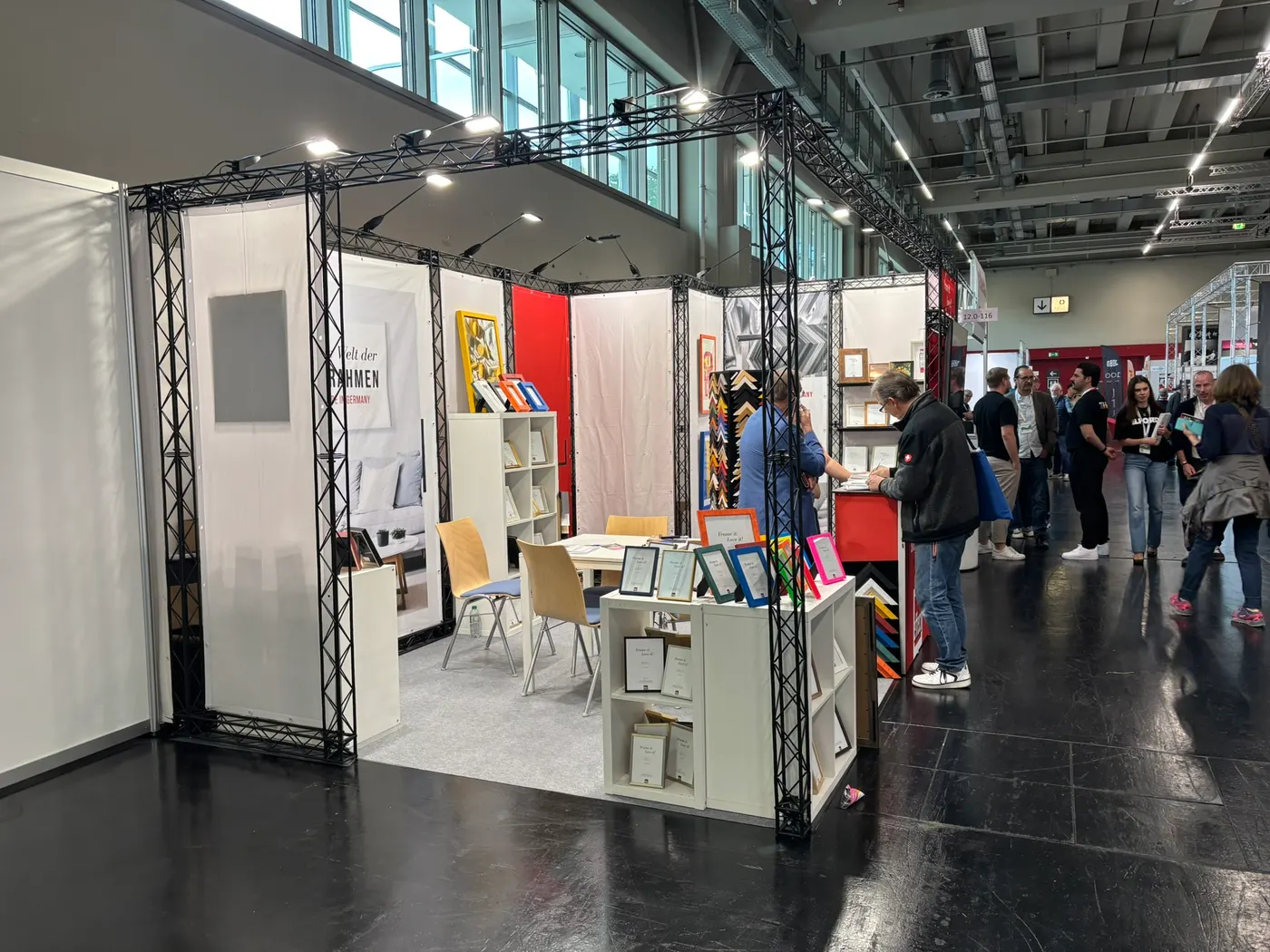 Standansicht unseres Messestands in Halle 12 der NürnbergMesse mit Besuchern