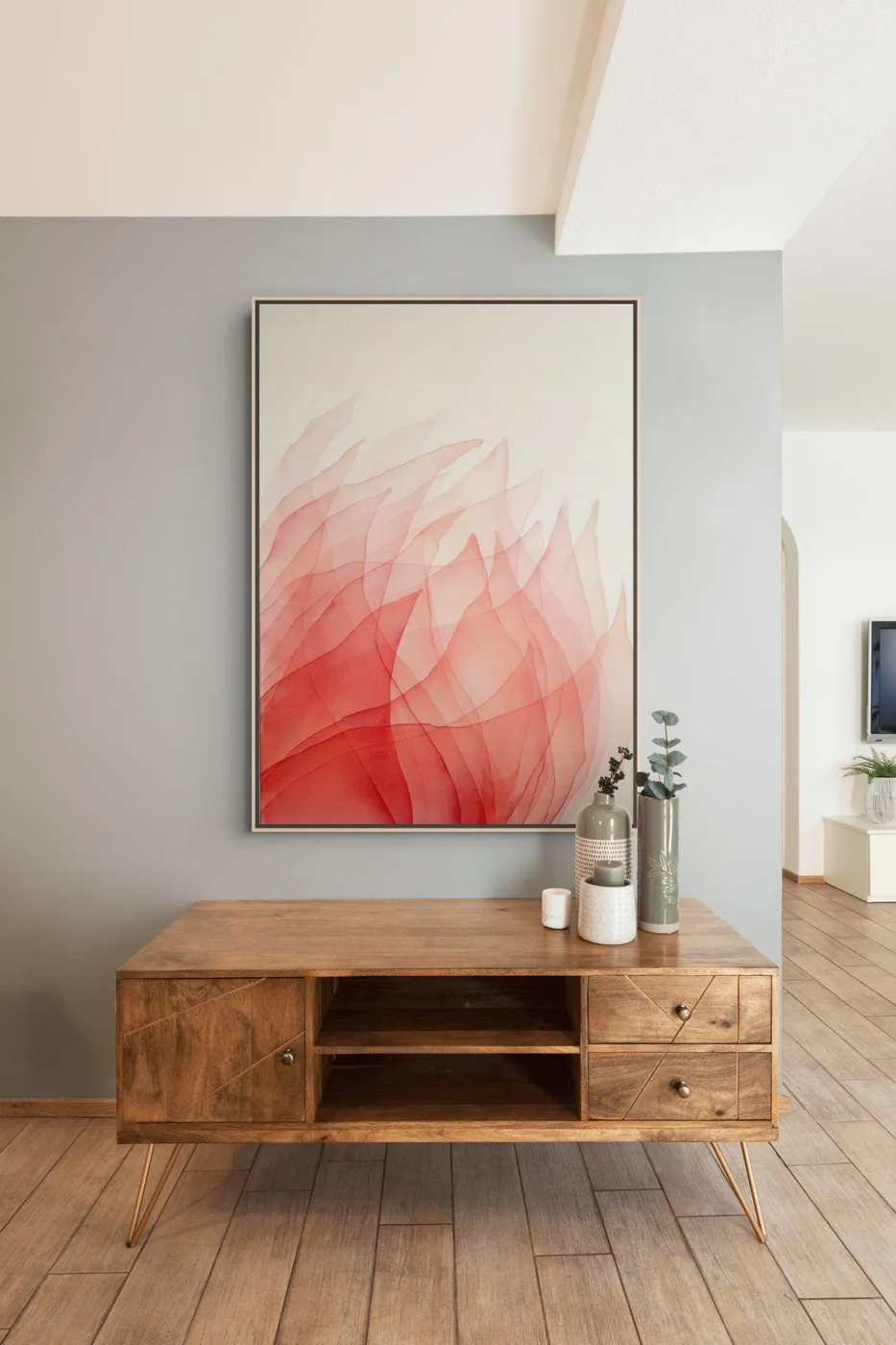 Gerahmtes Werk von Johanne Bossmann in transparenten Rottönen über einem Holz-Sideboard