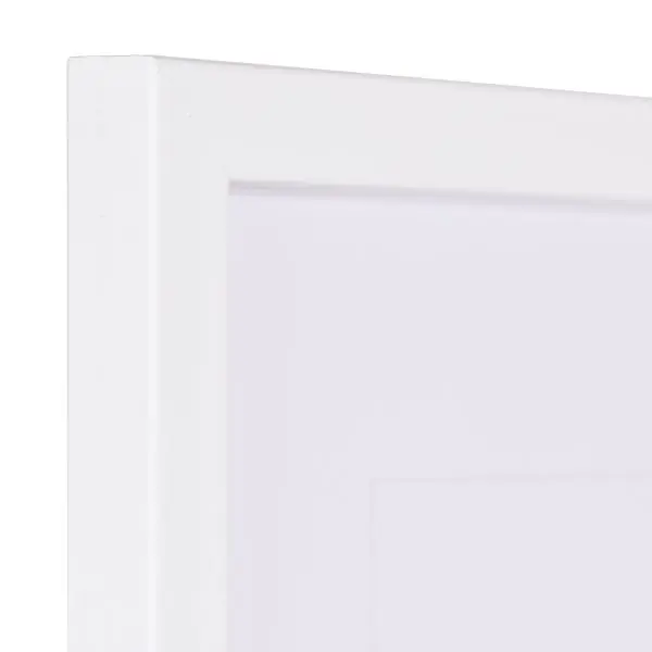 Ansicht der Ecke eines schmalen, weiss lackierten Bilderrahmens mit sichtbarer Holzstruktur und glatter Oberfläche