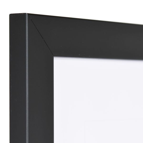 Holz-Profil Top Pro, schwarz - Ecke Ansicht der Ecke eines schwarzen Bilderrahmens mit sichtbarer Holzstruktur, glatter Oberfläche und kantigem, schlichtem Profil