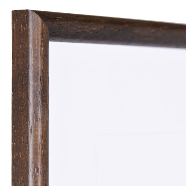 Holz-Profil 20, wenge - Ecke Ansicht der Ecke eines klassischen, offenporigen Holzrahmens in der Farbe Wenge mit schmalem Halbrundprofil