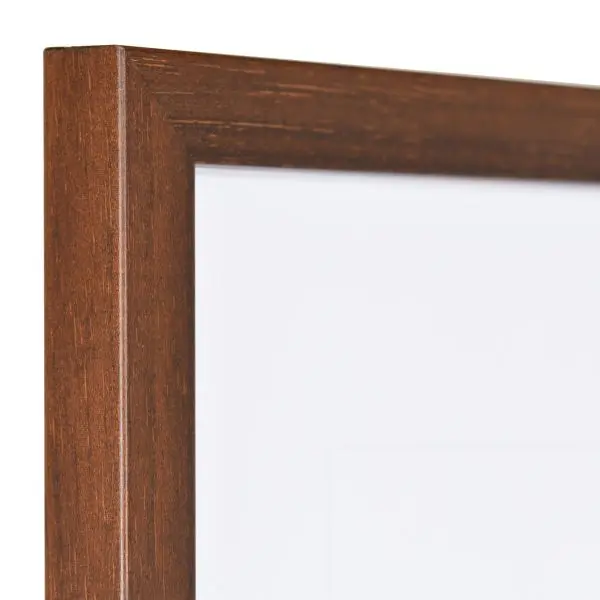 Ansicht der Ecke eines schmalen, dunkelbraun lackierten Bilderrahmens mit sichtbarer Holzstruktur und glatter Oberfläche