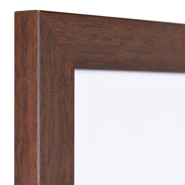 Holz-Profil Top Pro, braun - Ecke Ansicht der Ecke eines braunen Bilderrahmens mit sichtbarer Holzstruktur, glatter Oberfläche und kantigem, schlichtem Profil