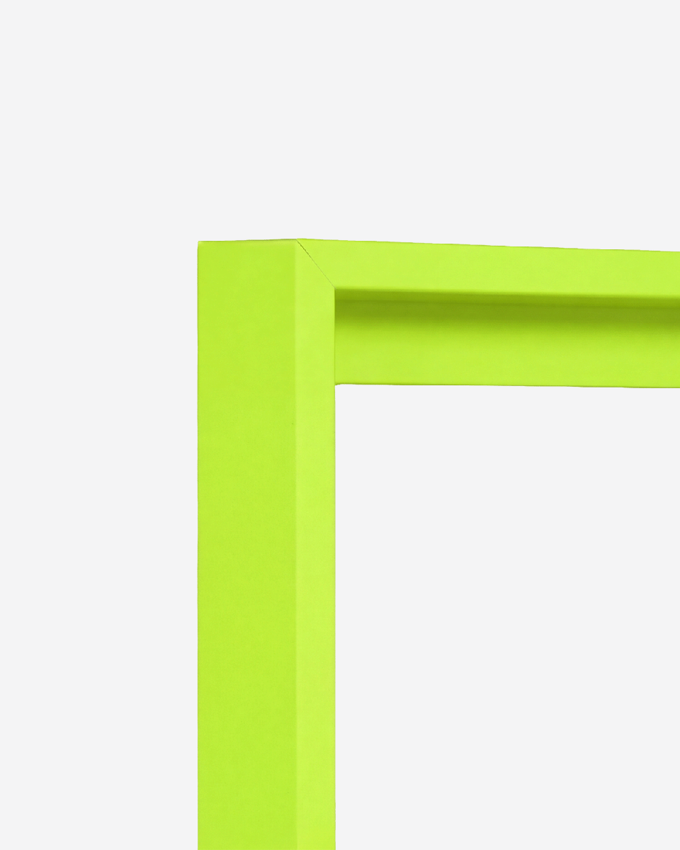 Ansicht der Ecke eines Schattenfugenrahmens in Neongelb für Leinwände