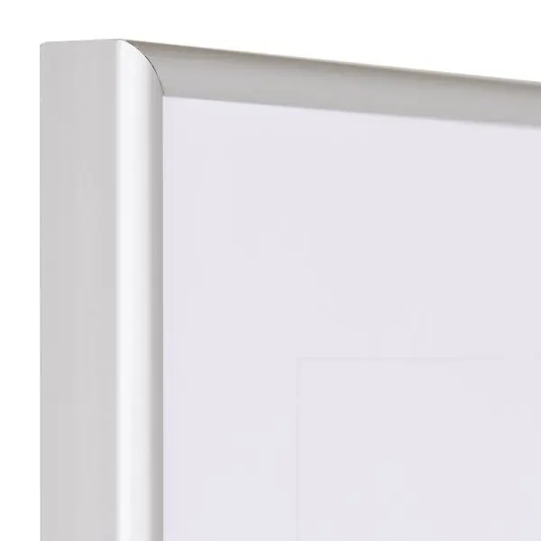 Ansicht der Ecke eines silbernen, modernen Rahmens aus eloxiertem Aluminium mit robustem Halbrundprofil 