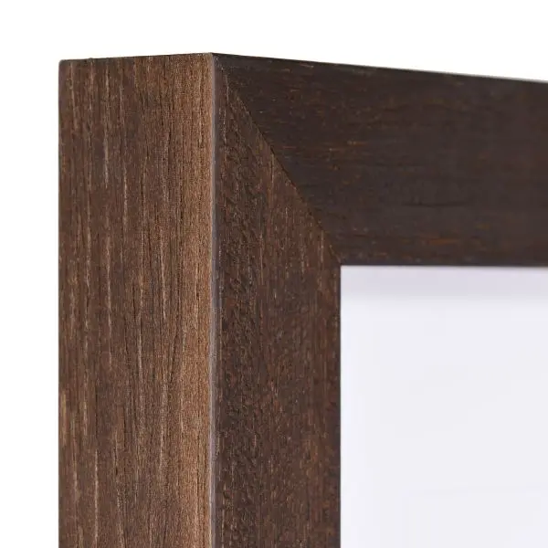 Holz-Profil 52, dunkelbraun - Ecke Ansicht der Ecke eines dunkelbraunen Holzrahmens, offenporig lackiert mit sicht- und fühlbarer Holzstruktur