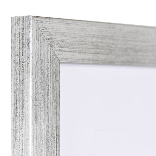 Holz-Profil Top Pro, silber - Ecke Ansicht der Ecke eines silbernen Bilderrahmens mit sichtbarer Holzstruktur, glatter Oberfläche und kantigem, schlichtem Profil