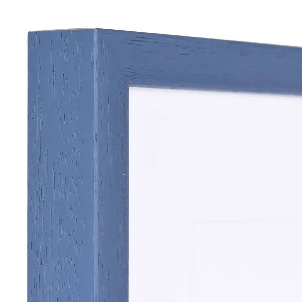 Ansicht der Ecke eines modernen, blauen, schmalen Bilderrahmens
