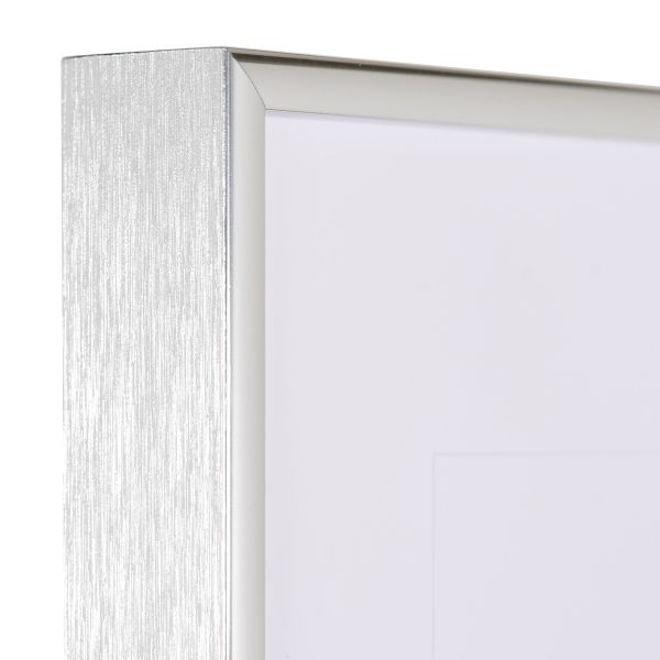 Aluminium-Profil Quadro, silber (hochglanz) - Ecke Ansicht der Ecke eines silbernen, sehr formstabilen Aluminiumrahmens mit patentiertem Eckverbindersystem
