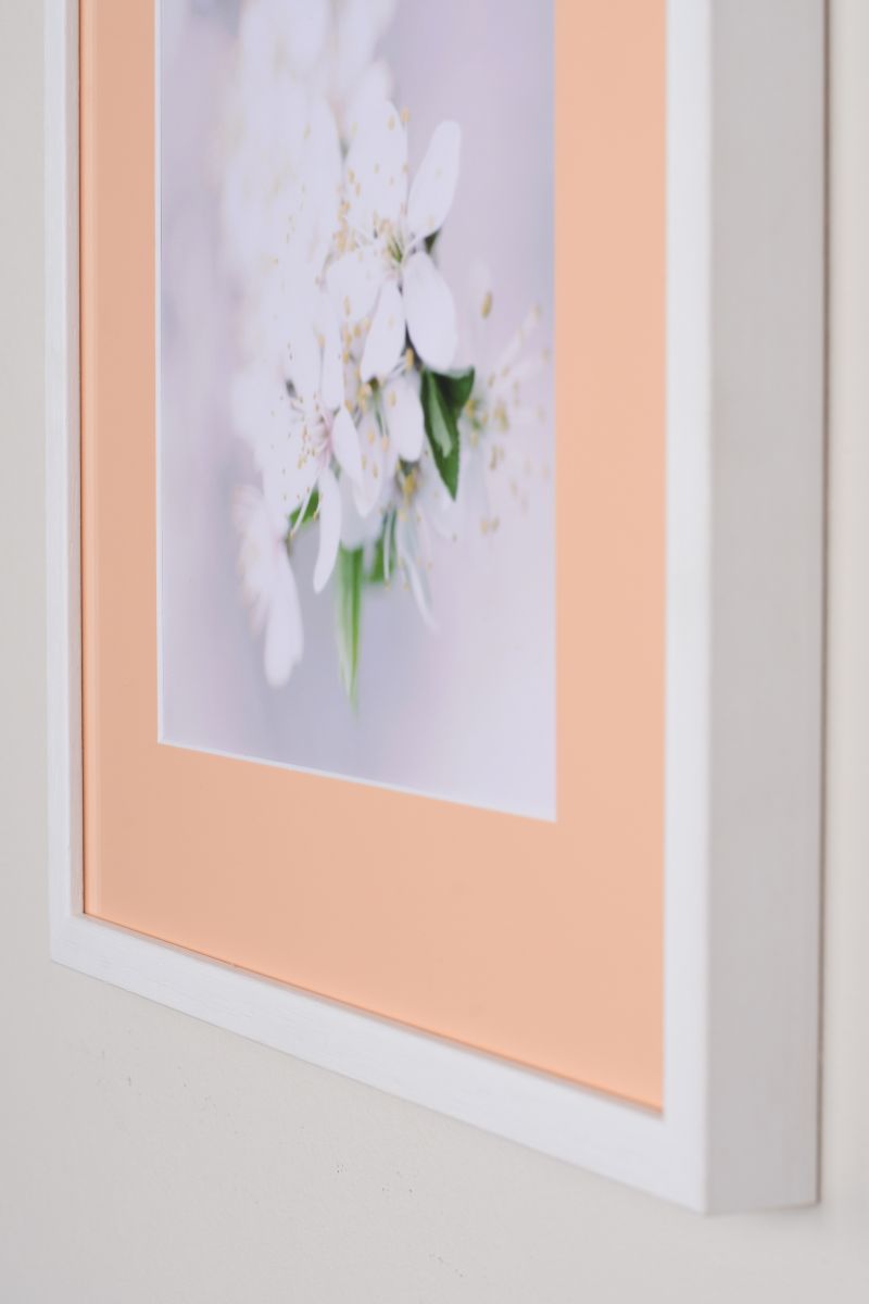 Bilderrahmen mit Pasepartout in der Farbe Teneriffa in Wohnambiente - Nahaufnahme