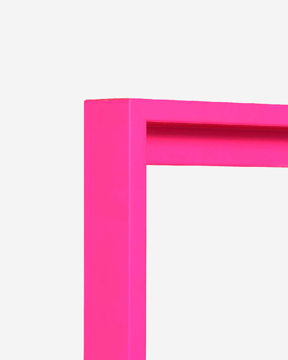 Ansicht der Ecke eines Schattenfugenrahmens in Neonpink für Leinwände