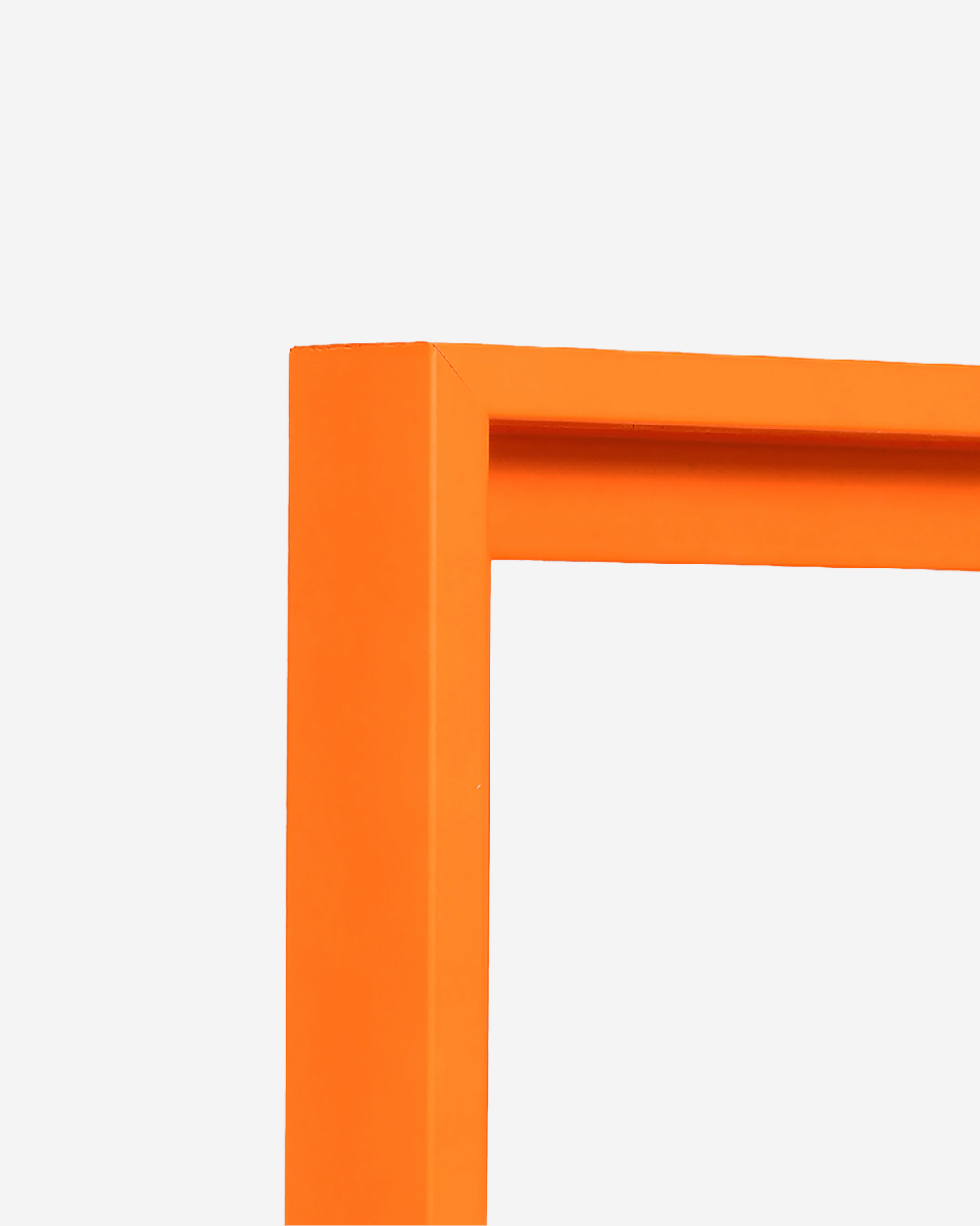 Ansicht der Ecke eines Schattenfugenrahmens in Neonorange für Leinwände