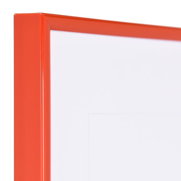 Kunststoff-Profil ART, rot - Ecke Ansicht der Ecke eines roten, schmalen Kunststoffrahmens mit Halbrundprofil