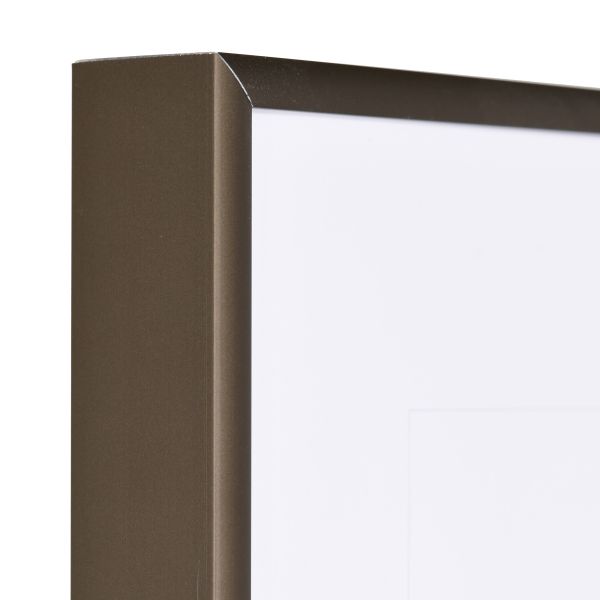 Aluminium-Profil Quadro, bronze - Ecke Ansicht der Ecke eines bronzefarbenen, sehr formstabilen Aluminiumrahmens mit patentiertem Eckverbindersystem