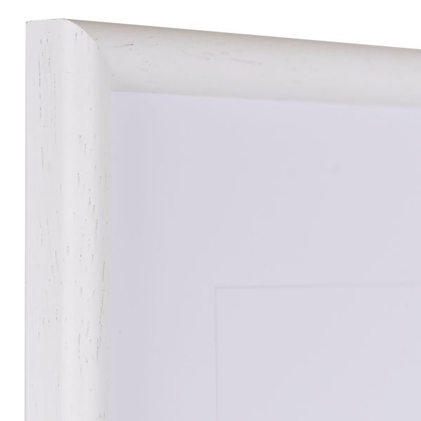 Holz-Profil 20, weiss - Ecke Ansicht der Ecke eines klassischen, offenporigen, weissen Holzrahmens mit schmalem Halbrundprofil