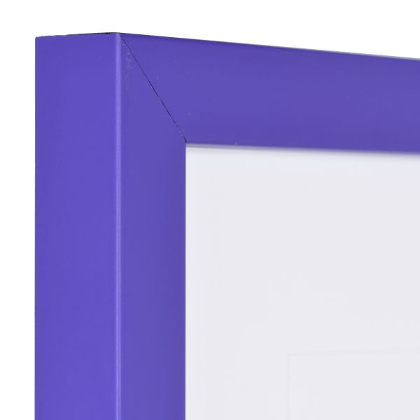 Holz-Profil Top Cube, lila - Ecke Ansicht der Ecke eines lila Bilderrahmens mit geschlossener, glatter Oberfläche und würfelförmigem Profil