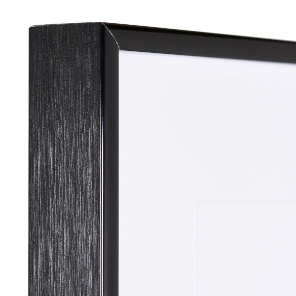 Ansicht der Ecke eines schwarzen, sehr formstabilen Aluminiumrahmens mit patentiertem Eckverbindersystem