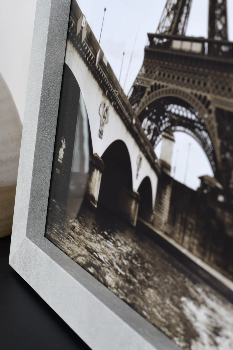 Holzbilderrahmen Dana in Betonoptik in Wohnambiente - Nahaufnahme