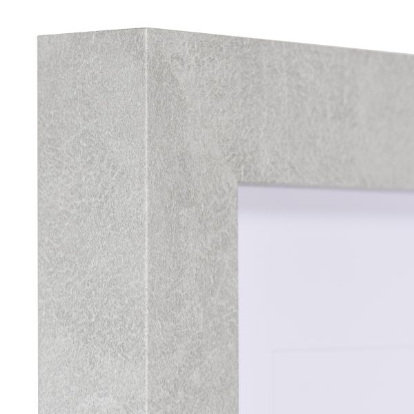 Ansicht der Ecke eines betonfarbenen Holzrahmens im Industrial Style mit quadratischem Profil und rauer OberflÃ¤che