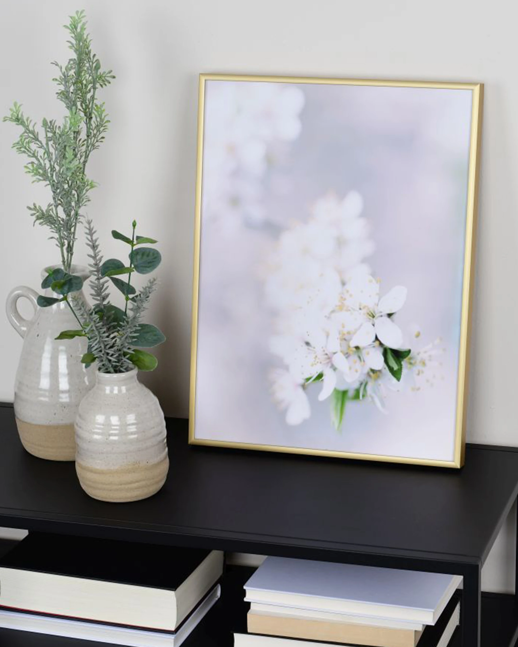 Bilderrahmen Aluminium Luca Gold im Wohnraum