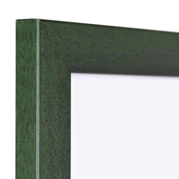 Ansicht der Ecke eines tannengrünen Bilderrahmens mit sichtbarer Holzstruktur, glatter Oberfläche und kantigem, schlichtem Profil