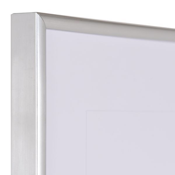 Kunststoff-Profil ART, silber - Ecke Ansicht der Ecke eines silbernen, schmalen Kunststoffrahmens mit Halbrundprofil