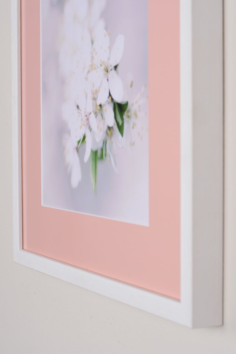 Bilderrahmen mit Pasepartout in der Farbe Shiva in Wohnambiente - Nahaufnahme