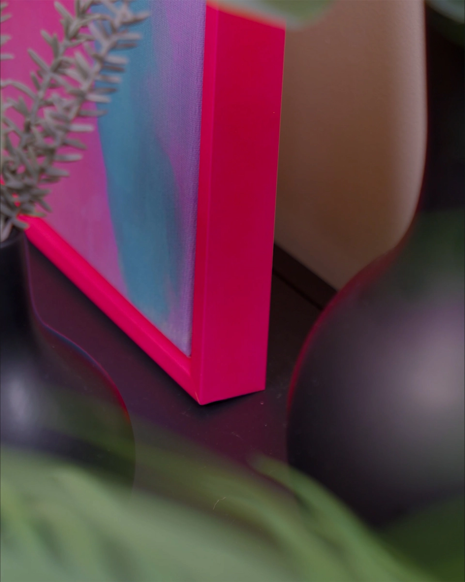 Detailaufnahme der Ecke des Schattenfugenrahmens Jill in leuchtendem Neon-Pink für Leinwandbilder in wohnlichem Ambiente