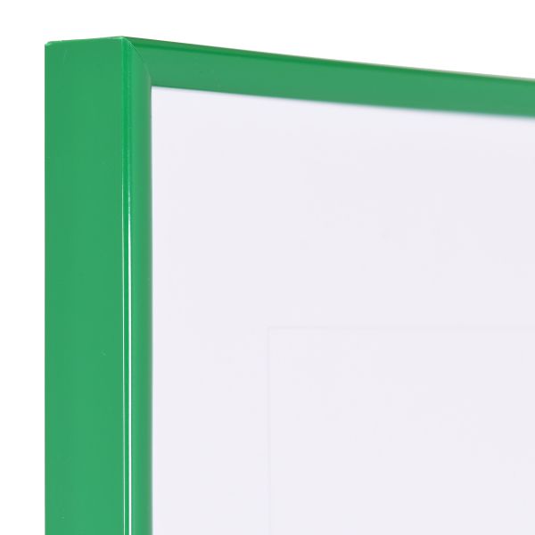 Kunststoff-Profil ART, grün - Ecke Ansicht der Ecke eines grünen, schmalen Kunststoffrahmens mit Halbrundprofil
