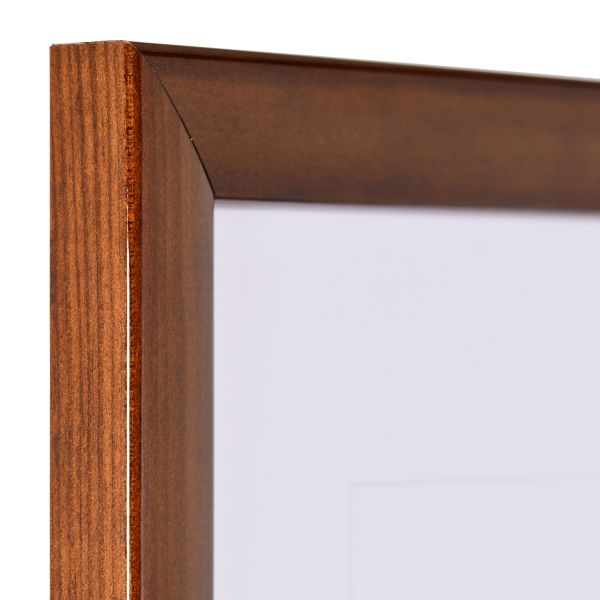Holz-Profil 89, braun - Ecke Ansicht der Ecke eines braunen Bilderrahmens mit glatter Hochglanz-Oberfläche und sichtbarer Holzstruktur